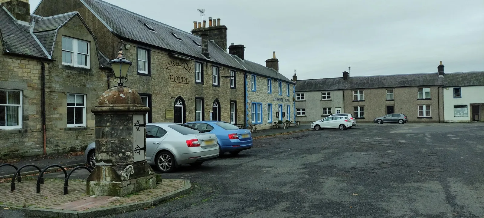 Grapes Hotel — street-level view