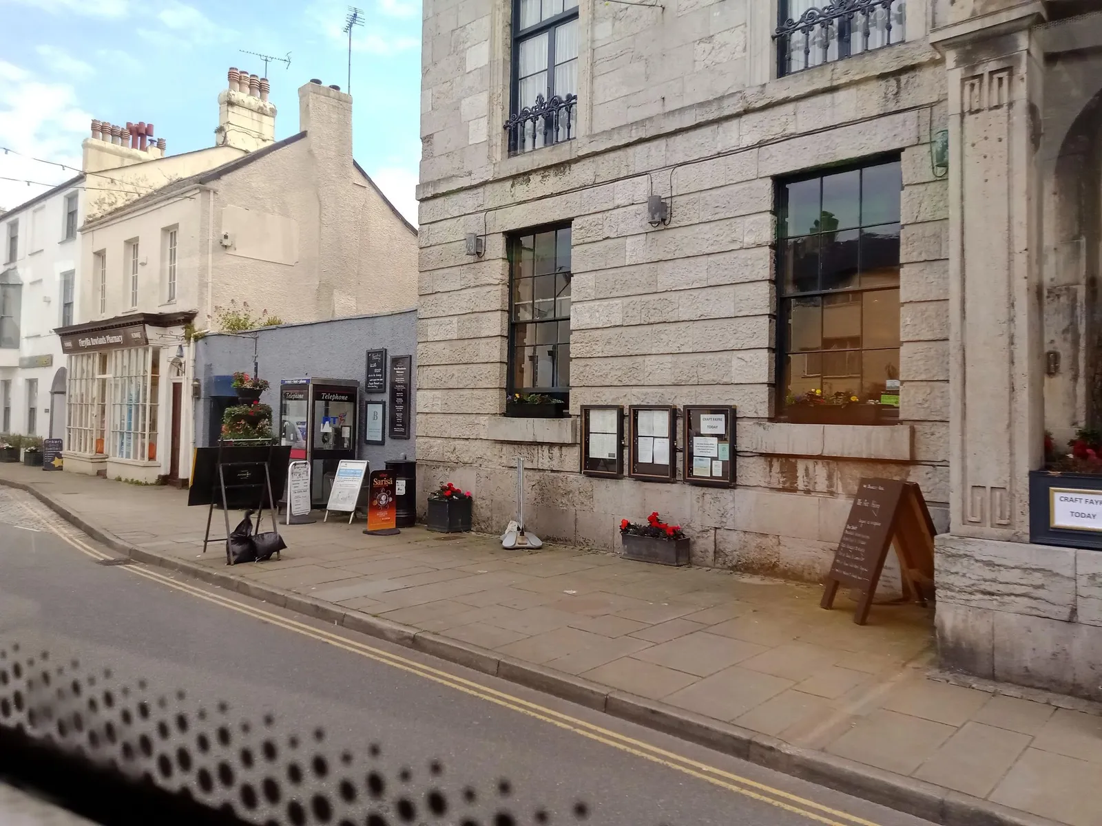Gwesty'r Bulkeley / Bulkeley Hotel — street-level view