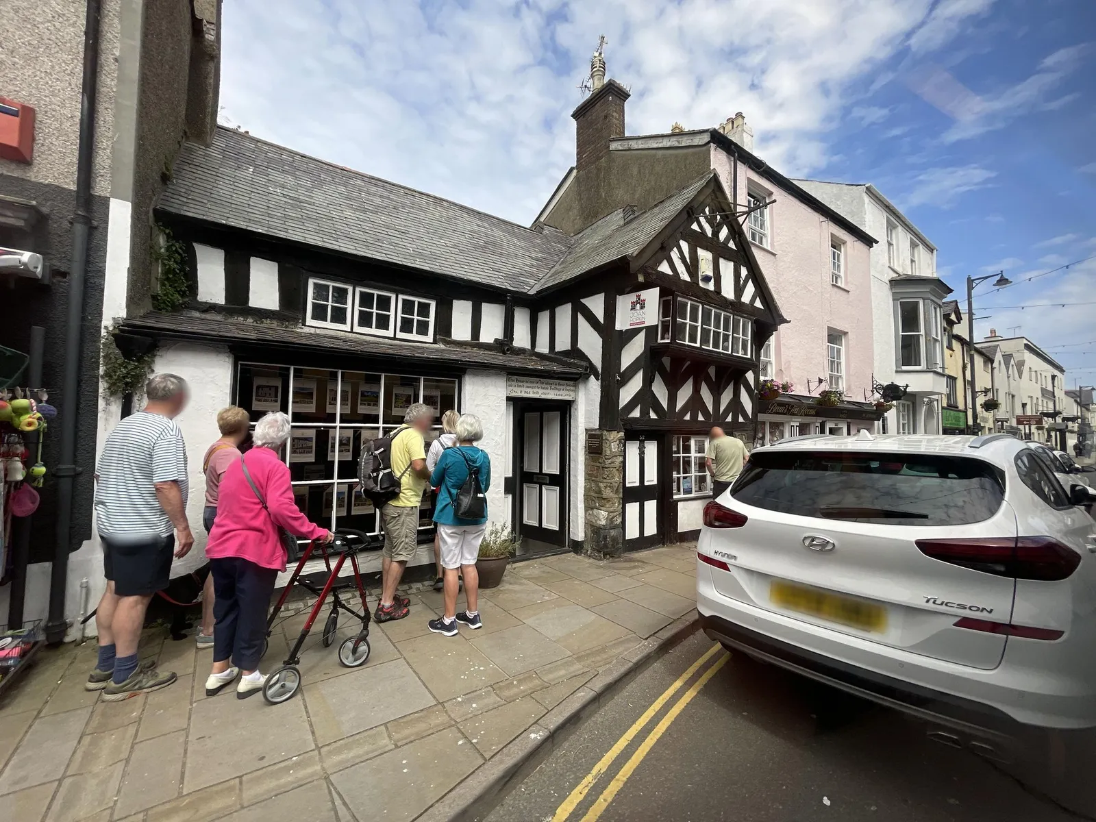 Gwesty'r Pen y Tarw / Olde Bull's Head — street-level view