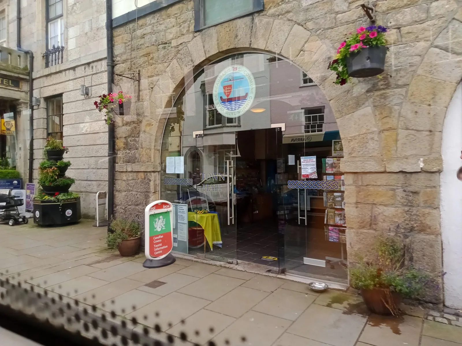 Gwesty'r Pen y Tarw / Olde Bull's Head — street-level view