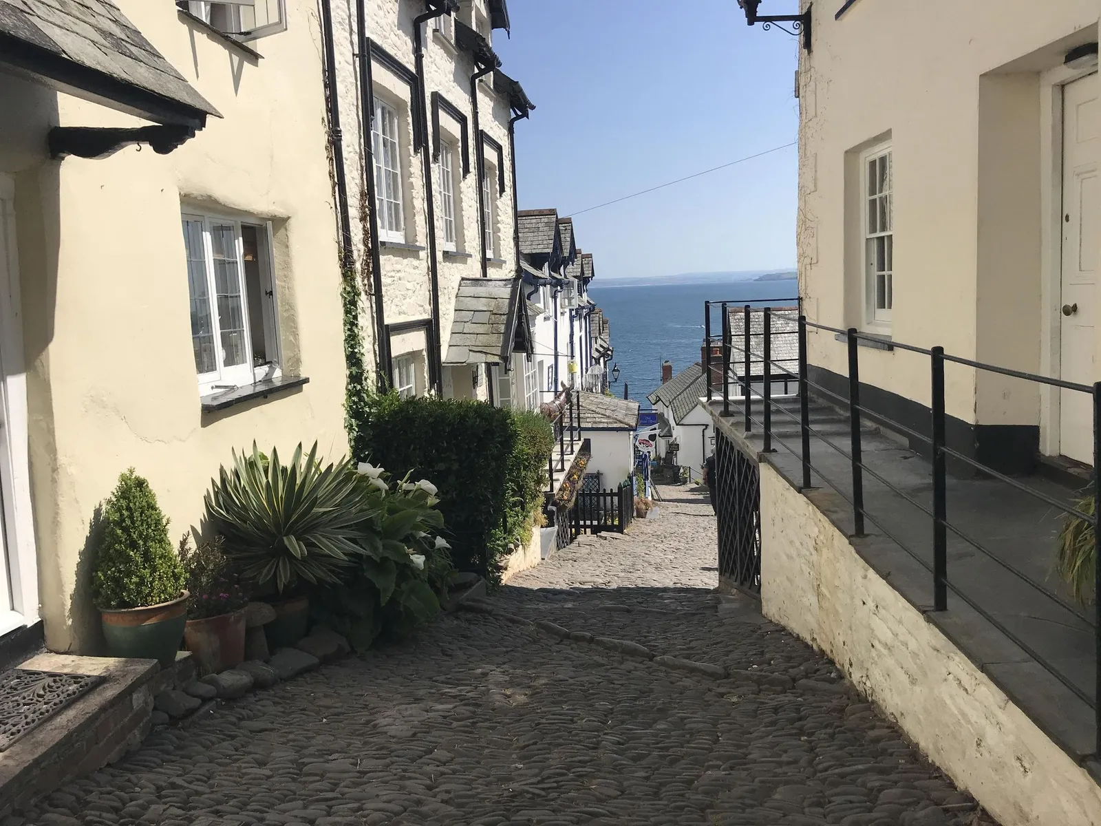 New Inn Hotel — street-level view